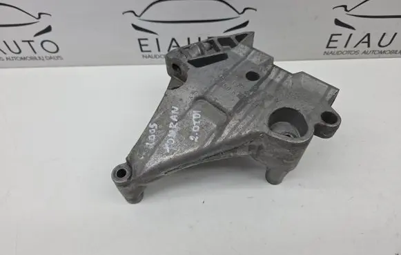 Volkswagen Touran I Engine mounting bracket 03G199207A V550KTS81