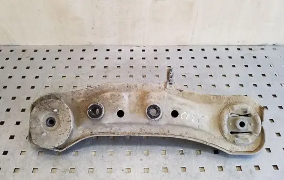 Honda CR-V Rear differential mounting bracket 