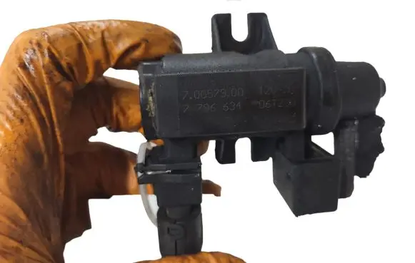 BMW 5 E60 E61 Turbo solenoid valve 70057900 7796634