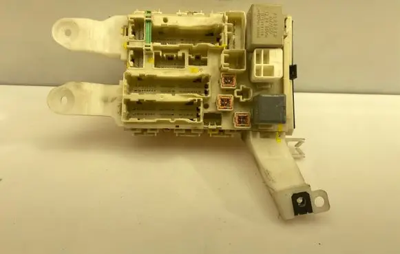 Toyota Auris 150 Fuse module 8273002150A 7C150417 74700211