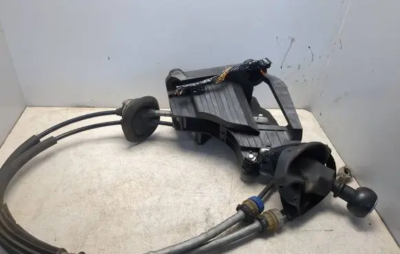 Peugeot RCZ Gear shifter/selector 112102344