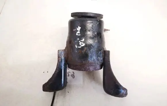 Mazda 2 Engine mount bracket