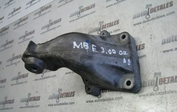 Mercedes-Benz E W211 Engine mounting bracket A6422230104