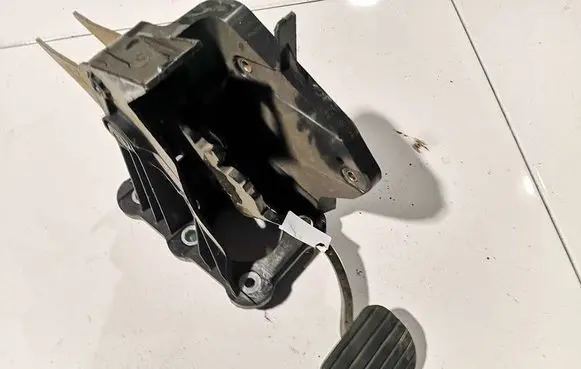 Renault Laguna III Clutch pedal 