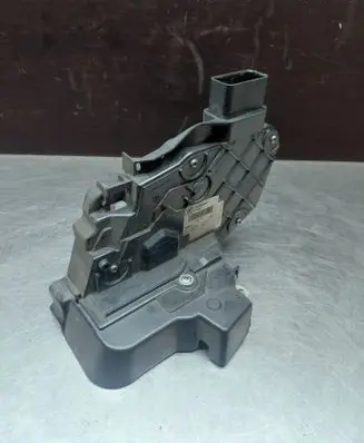 Volvo V70 Front door lock 31253286