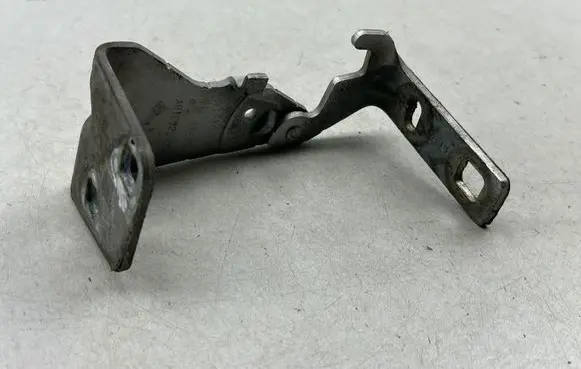Engine bonnet/hood hinges