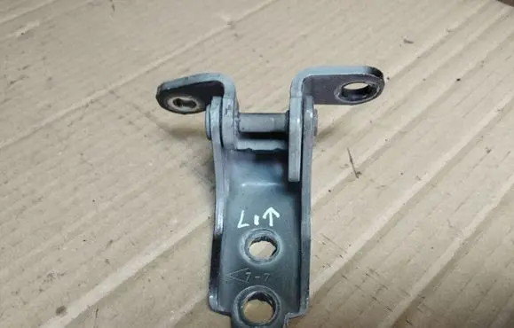 Honda CR-V Front door upper hinge