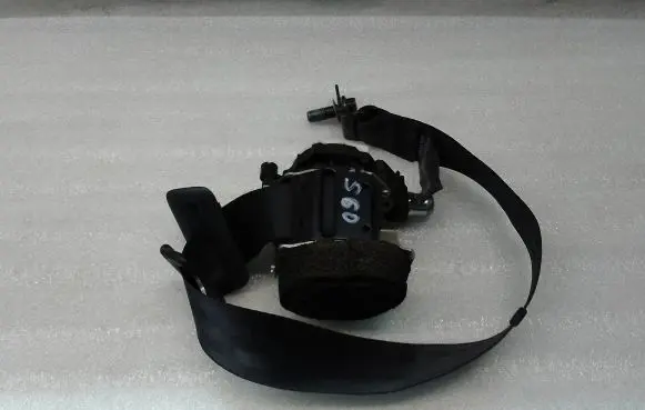 Middle seatbelt (rear)