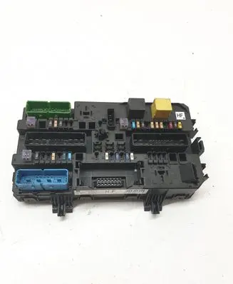 Opel Zafira B Fuse module 13206758 0812