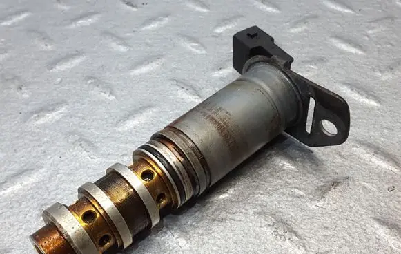 BMW 1 E81 E87 Camshaft vanos timing valve 7561264 13150926 11367561264