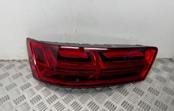 Audi Q7 4M Tailgate rear/tail lights 4M0945093M