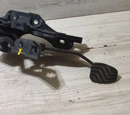 Dacia Duster II Brake pedal 8201606986