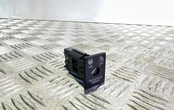Passenger airbag on/off switch
