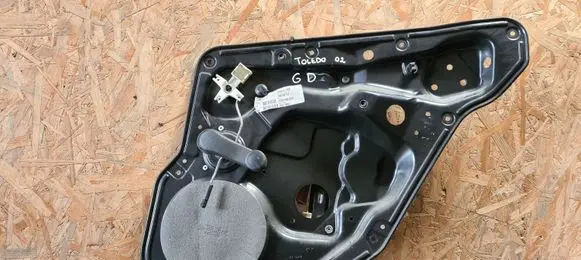 Rear door manual window regulator