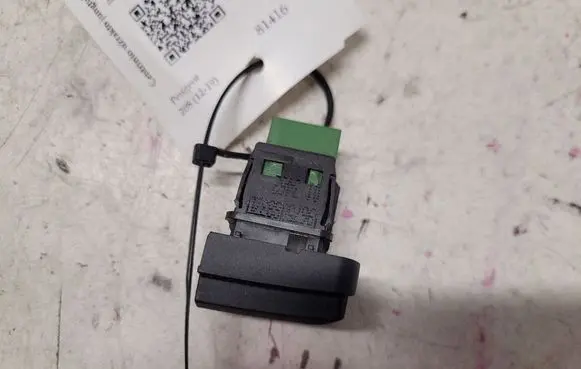 Peugeot 208 I Central locking switch button 96750883ZD