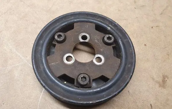 Volkswagen PASSAT B3 Water pump pulley 037121030A