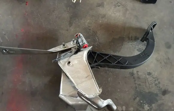 Opel Corsa C Clutch pedal 9156593 55701396 869619858