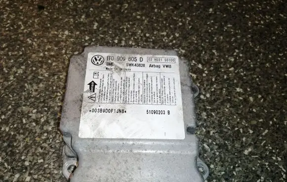 Volkswagen Touran I Airbag control unit/module 1T0909605D