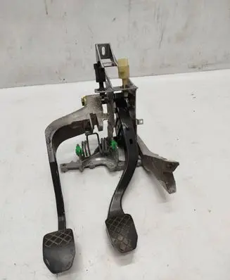 Volkswagen PASSAT B5 Pedal assembly 8D1721117K