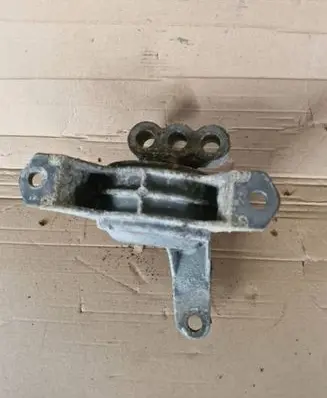 Engine mount bracket