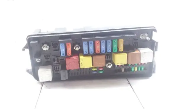 Opel Vectra C Fuse module 13240247