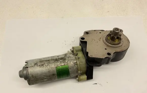 Volvo V70 Seat adjustment motor 0130002528