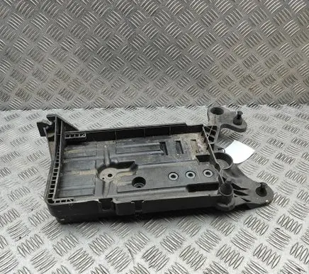 Volkswagen PASSAT B8 Battery box tray 5Q0915321J 5Q0915331K