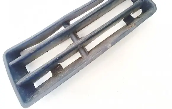 Volkswagen PASSAT B4 Front bumper lower grill 242509