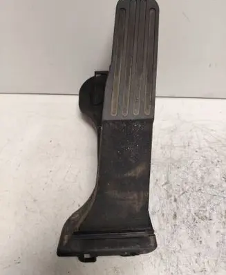 Accelerator throttle pedal