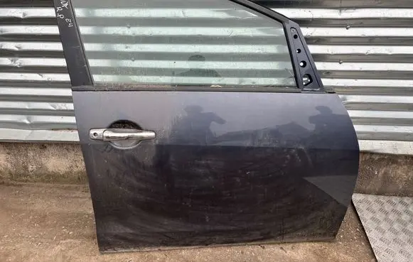 Mitsubishi Grandis Front door