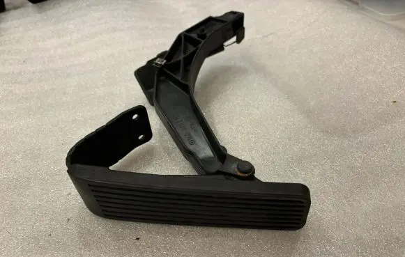 Mercedes-Benz S W140 Accelerator throttle pedal 1403011120 A1403011120