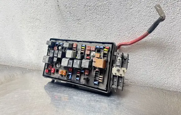 Opel Insignia A Fuse module 13275883 22225423609