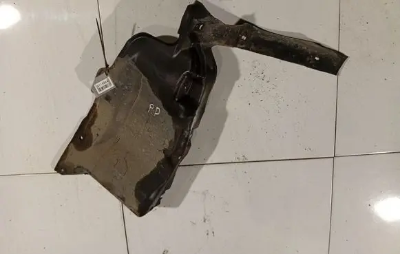 Toyota Avensis T250 Engine splash shield/under tray