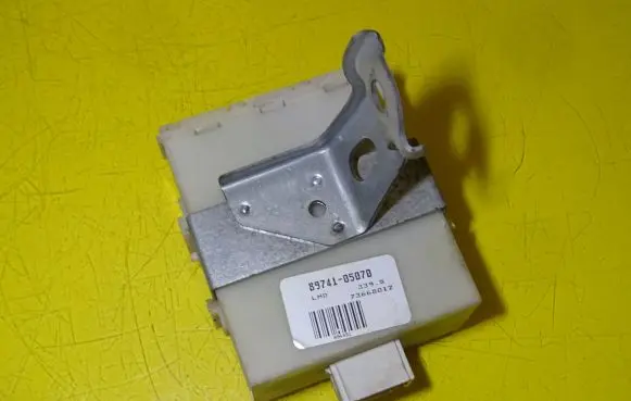 Toyota Avensis T250 Door central lock control unit/module 89741-05070