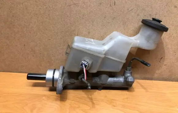 Toyota Corolla E120 E130 Master brake cylinder 13231110180