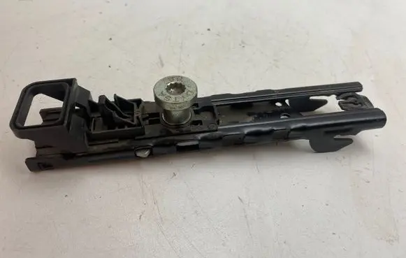 Audi Q7 4M Seat belt height adjuster 4M0857819