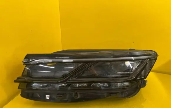 Volkswagen Touareg III Headlight/headlamp 761941081A