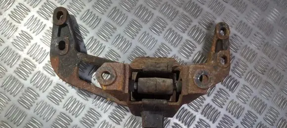 Ford Mondeo Mk III Engine mount bracket