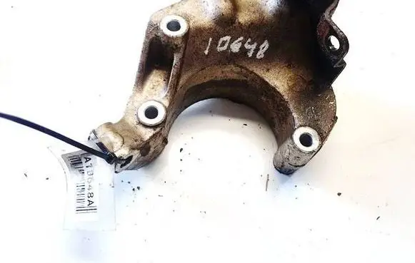 Engine mounting bracket