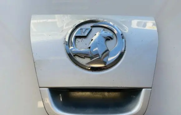 Trunk door license plate light bar