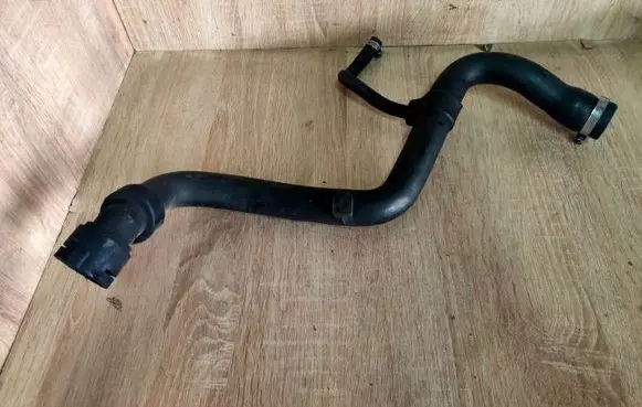Volkswagen PASSAT B5.5 Engine coolant pipe/hose