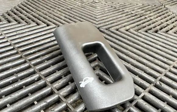 Alfa Romeo Stelvio Engine bonnet (hood) release handle