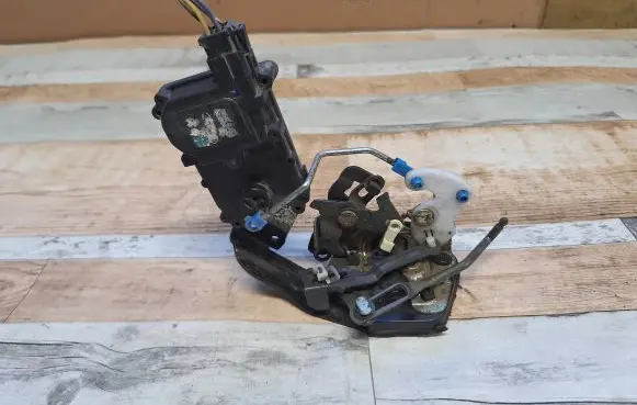 Hyundai Accent Rear door lock