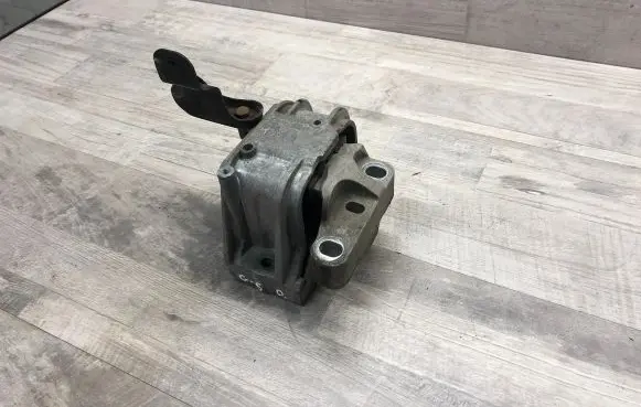 Volkswagen Golf VI Engine mount bracket