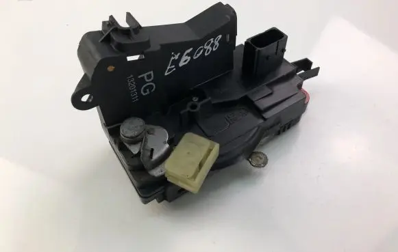Opel Vectra C Coupe door lock (next to the handle) 13201311