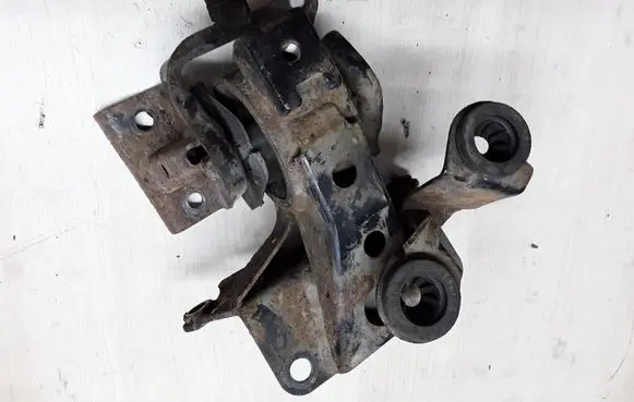 Nissan Almera N16 Engine mount bracket