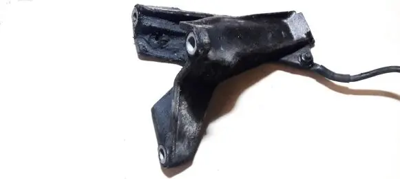 Engine mounting bracket