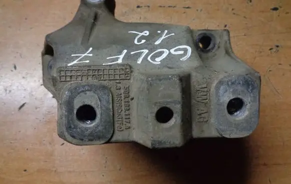 Volkswagen Golf VII Engine mounting bracket 5Q0199117A