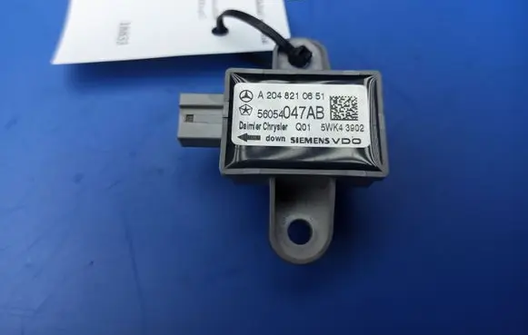 Mercedes-Benz C W204 Airbag deployment crash/impact sensor A2048210651 56054047AB Q01