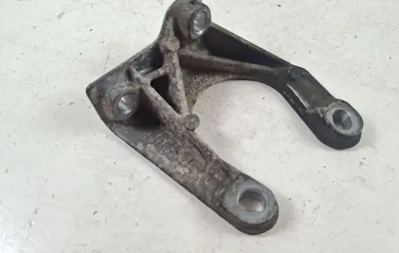 Volvo XC70 Front differential bracket 30713236